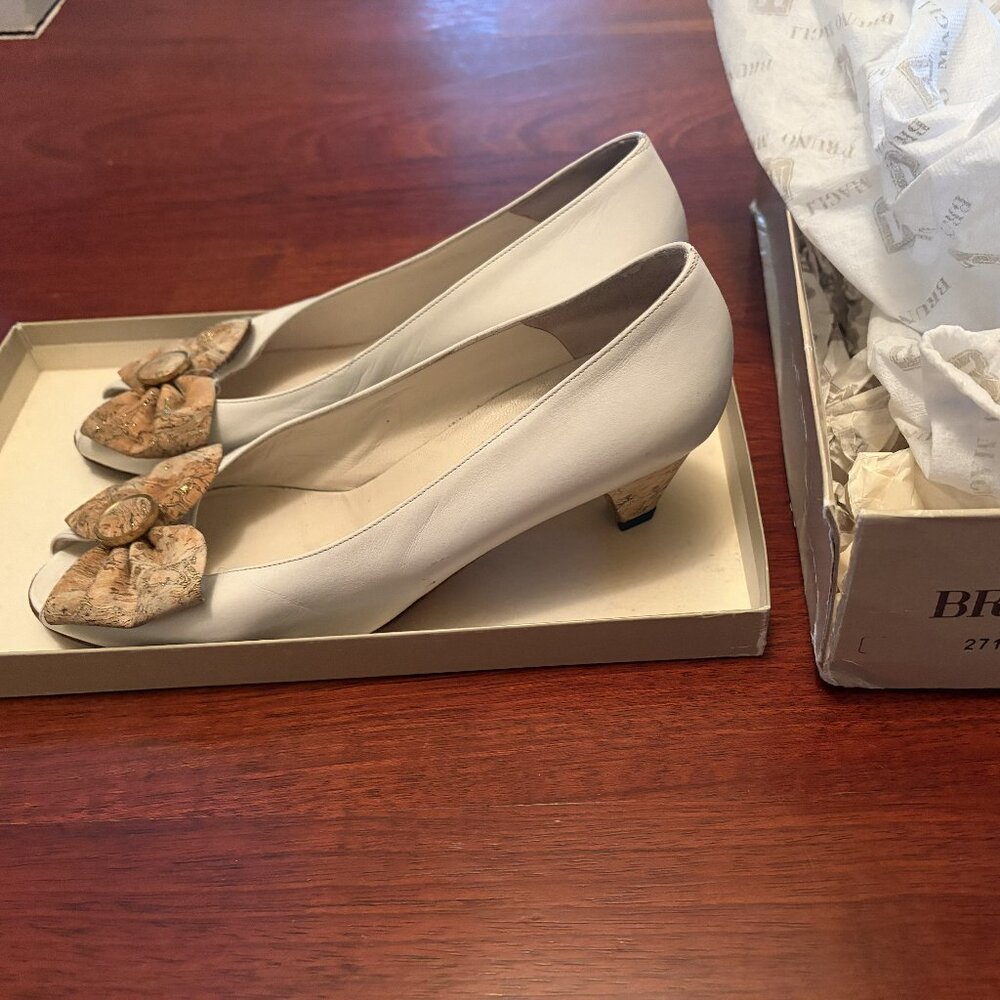 Vintage 7.5B white / cream color Bruno Magli pumps